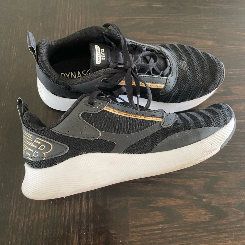 New balance tennis shoes